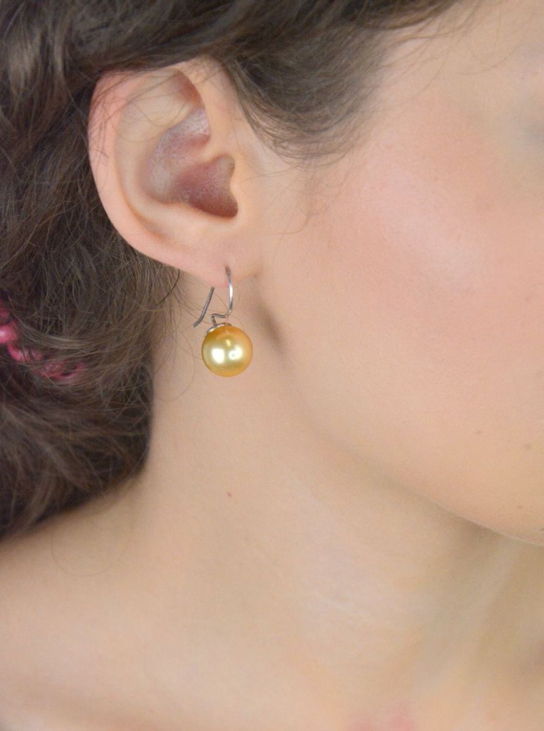 Kolczyki damskie srebrne 925 Swarovski KW 5818GO, zdobione złotą perłą. Długość 2,5 cm, szerokość 1,3 cm, zapięcie bigiel otwarty, waga 5,73 g. Eleganckie i trwałe.1.jpg